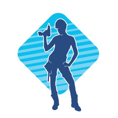 Makineli elektrikli matkap taşıyan kadın bir inşaat işçisinin silueti. Elektrikli matkap tutan bir kadın inşaatçının silueti..