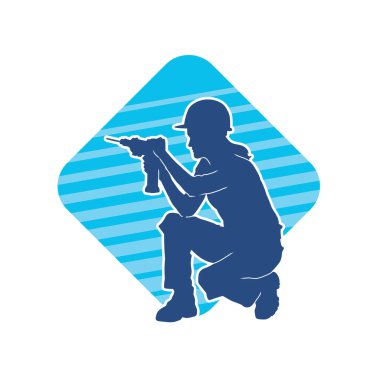 Makineli elektrikli matkap taşıyan kadın bir inşaat işçisinin silueti. Elektrikli matkap tutan bir kadın inşaatçının silueti..