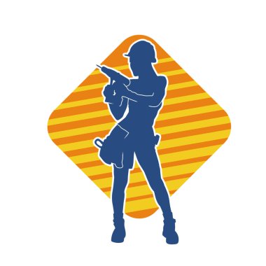 Makineli elektrikli matkap taşıyan kadın bir inşaat işçisinin silueti. Elektrikli matkap tutan bir kadın inşaatçının silueti..