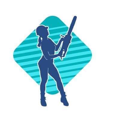 Elektrikli testereli seksi bir kadın işçinin silüeti. Elinde testere tutan bir oduncu gibi giyinmiş seksi kadın duruşu silueti..