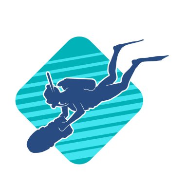 Sualtı meşalesi taşıyan ya da suyun altında yüzerken dalış yapan bir kadın dalgıç silueti.