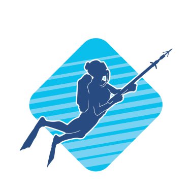 Bir kadın dalgıcın silueti su altı ya da su altı zıpkını silahı taşırken 