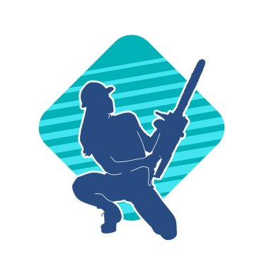 Elektrikli testereli seksi bir kadın işçinin silüeti. Elinde testere tutan bir oduncu gibi giyinmiş seksi kadın duruşu silueti..