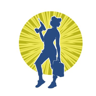 Makineli elektrikli matkap taşıyan kadın bir inşaat işçisinin silueti. Elektrikli matkap tutan bir kadın inşaatçının silueti..