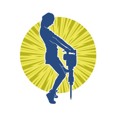 Makineli elektrikli matkap taşıyan kadın bir inşaat işçisinin silueti. Elektrikli matkap tutan bir kadın inşaatçının silueti..