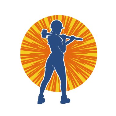 Açık havada çalışan bir modelin silueti balyoz teçhizatıyla poz veriyor.