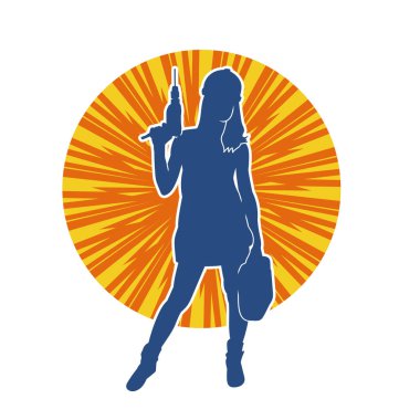 Makineli elektrikli matkap taşıyan kadın bir inşaat işçisinin silueti. Elektrikli matkap tutan bir kadın inşaatçının silueti..