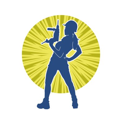 Makineli elektrikli matkap taşıyan kadın bir inşaat işçisinin silueti. Elektrikli matkap tutan bir kadın inşaatçının silueti..