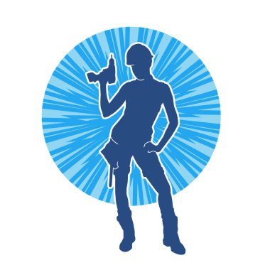 Makineli elektrikli matkap taşıyan kadın bir inşaat işçisinin silueti. Elektrikli matkap tutan bir kadın inşaatçının silueti..