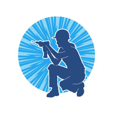 Makineli elektrikli matkap taşıyan kadın bir inşaat işçisinin silueti. Elektrikli matkap tutan bir kadın inşaatçının silueti..