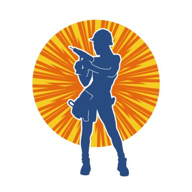 Makineli elektrikli matkap taşıyan kadın bir inşaat işçisinin silueti. Elektrikli matkap tutan bir kadın inşaatçının silueti..