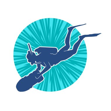 Sualtı meşalesi taşıyan ya da suyun altında yüzerken dalış yapan bir kadın dalgıç silueti.