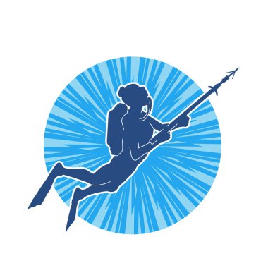 Bir kadın dalgıcın silueti su altı ya da su altı zıpkını silahı taşırken 