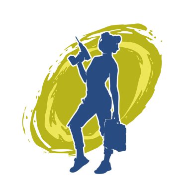 Makineli elektrikli matkap taşıyan kadın bir inşaat işçisinin silueti. Elektrikli matkap tutan bir kadın inşaatçının silueti..