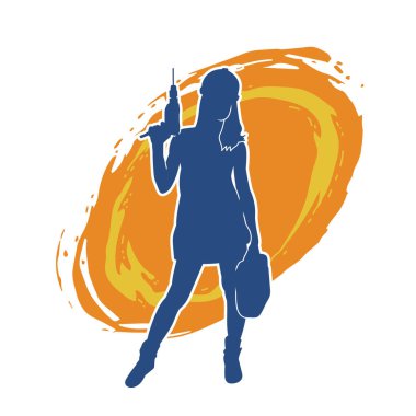 Makineli elektrikli matkap taşıyan kadın bir inşaat işçisinin silueti. Elektrikli matkap tutan bir kadın inşaatçının silueti..