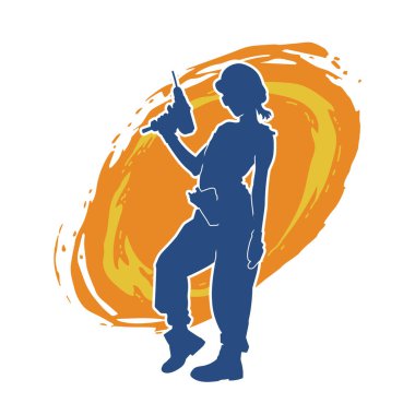 Makineli elektrikli matkap taşıyan kadın bir inşaat işçisinin silueti. Elektrikli matkap tutan bir kadın inşaatçının silueti..