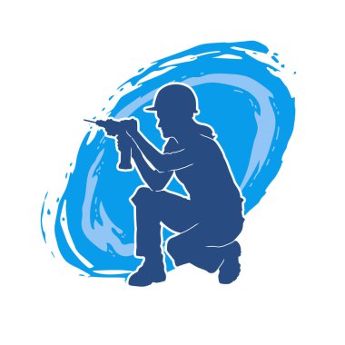 Makineli elektrikli matkap taşıyan kadın bir inşaat işçisinin silueti. Elektrikli matkap tutan bir kadın inşaatçının silueti..