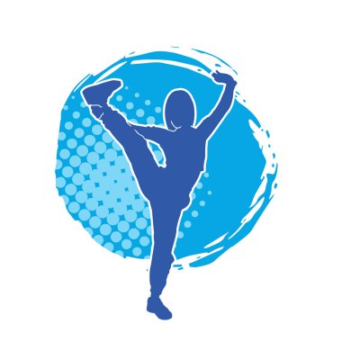 Dövüş sanatları tekmesi atan bir kadının silueti. Sportif bir kadının silueti tekme hareketi yapıyor..