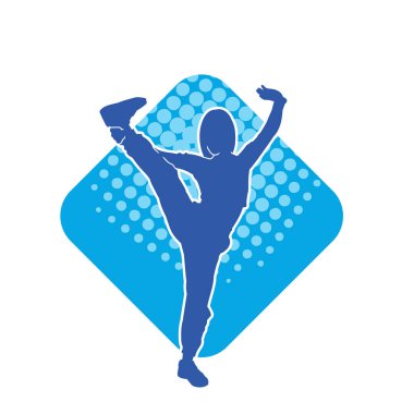 Dövüş sanatları tekmesi atan bir kadının silueti. Sportif bir kadının silueti tekme hareketi yapıyor..