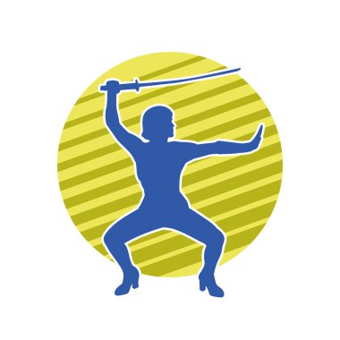 Bir kadın dövüşçünün silueti kılıç taşırken poz veriyor..