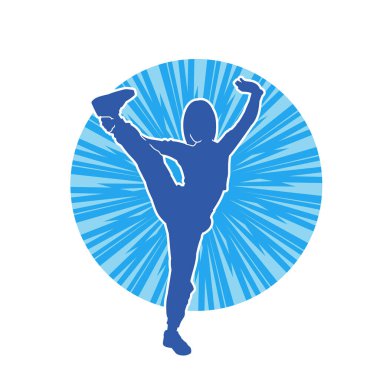 Dövüş sanatları tekmesi atan bir kadının silueti. Sportif bir kadının silueti tekme hareketi yapıyor..