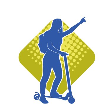 Sıradan, ince bir kadının silueti elektrikli scooter kullanıyor..