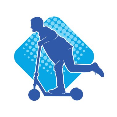 Sıradan, zayıf bir erkeğin silueti elektrikli scooter kullanıyor..