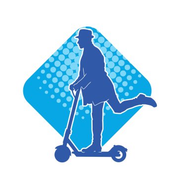 Sıradan, zayıf bir erkeğin silueti elektrikli scooter kullanıyor..