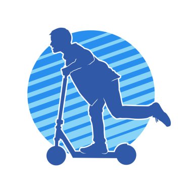 Sıradan, zayıf bir erkeğin silueti elektrikli scooter kullanıyor..