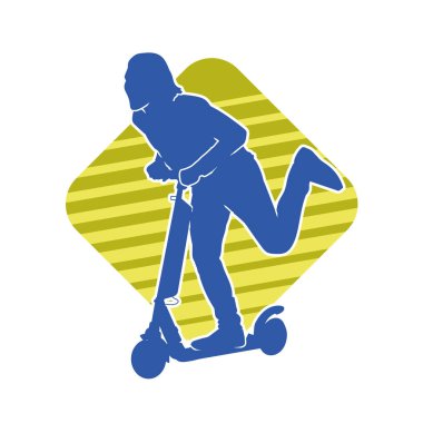 Sıradan, zayıf bir erkeğin silueti elektrikli scooter kullanıyor..