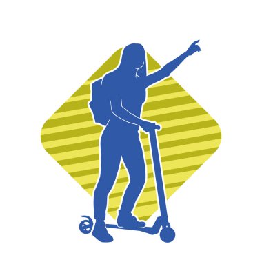 Sıradan, ince bir kadının silueti elektrikli scooter kullanıyor..
