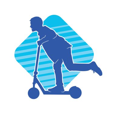 Sıradan, zayıf bir erkeğin silueti elektrikli scooter kullanıyor..