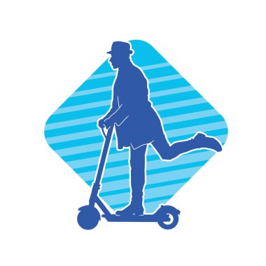 Sıradan, zayıf bir erkeğin silueti elektrikli scooter kullanıyor..