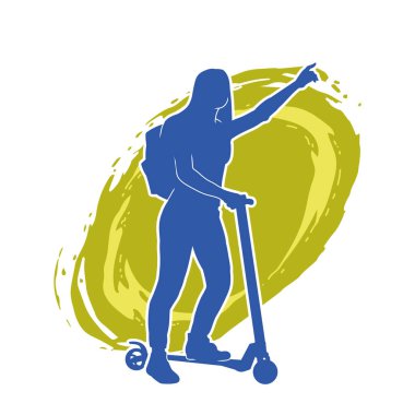 Sıradan, ince bir kadının silueti elektrikli scooter kullanıyor..