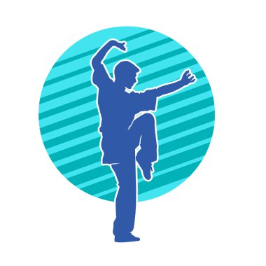 Doğu dövüş sanatı pozu veren bir adamın silueti. Dövüş sanatlarında bir erkeğin silueti..