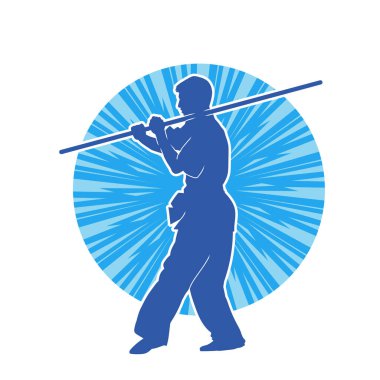 Dövüş sanatlarında dövüşen bir erkeğin silüeti, tahta sopayı silah olarak kullanıyor. Tahta sırıkla dövüş sanatları yapan bir adamın silueti..