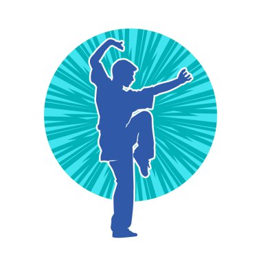 Doğu dövüş sanatı pozu veren bir adamın silueti. Dövüş sanatlarında bir erkeğin silueti..