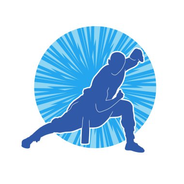 Doğu dövüş sanatı pozu veren bir adamın silueti. Dövüş sanatlarında bir erkeğin silueti..