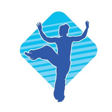 Dövüş sanatları yapan zayıf bir kadının silueti. Dövüş sanatlarında çalışan bir kadının silueti..