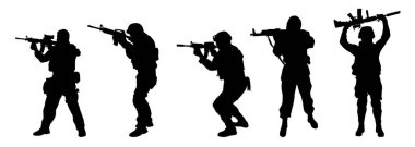 Silüet erkek asker grubu makineli tüfek taşıyor. Keskin nişancı silueti iş başında..