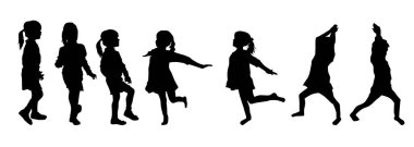 Siluet bir grup çocuk çeşitli pozlarda oynuyorlar.