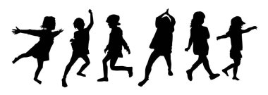 Siluet bir grup çocuk çeşitli pozlarda oynuyorlar.