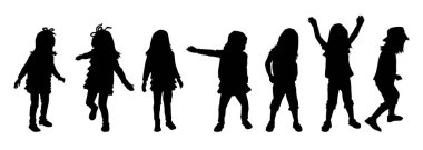 Çeşitli pozlarda oynayan bir grup kadın çocuk.