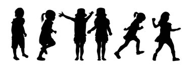 Çeşitli pozlarda oynayan bir grup kadın çocuk.