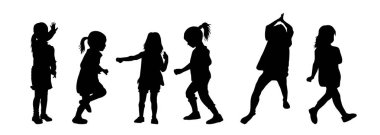 Çeşitli pozlarda oynayan bir grup kadın çocuk.