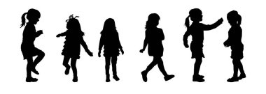 Çeşitli pozlarda oynayan bir grup kadın çocuk.