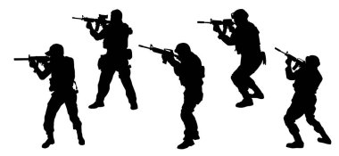 Makineli tüfek taşıyan erkek askerin silueti. Keskin nişancı silueti iş başında..