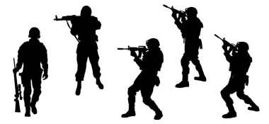 Makineli tüfek taşıyan erkek askerin silueti. Keskin nişancı silueti iş başında..
