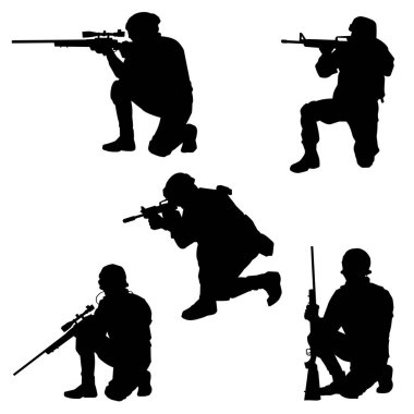 Makineli tüfek taşıyan erkek askerin silueti. Keskin nişancı silueti iş başında..