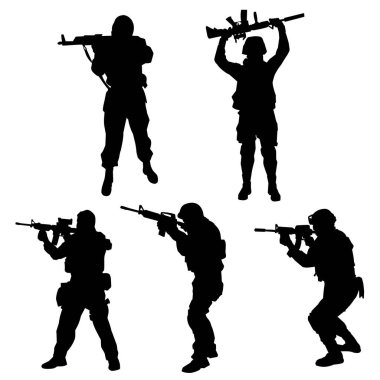 Makineli tüfek taşıyan erkek askerin silueti. Keskin nişancı silueti iş başında..